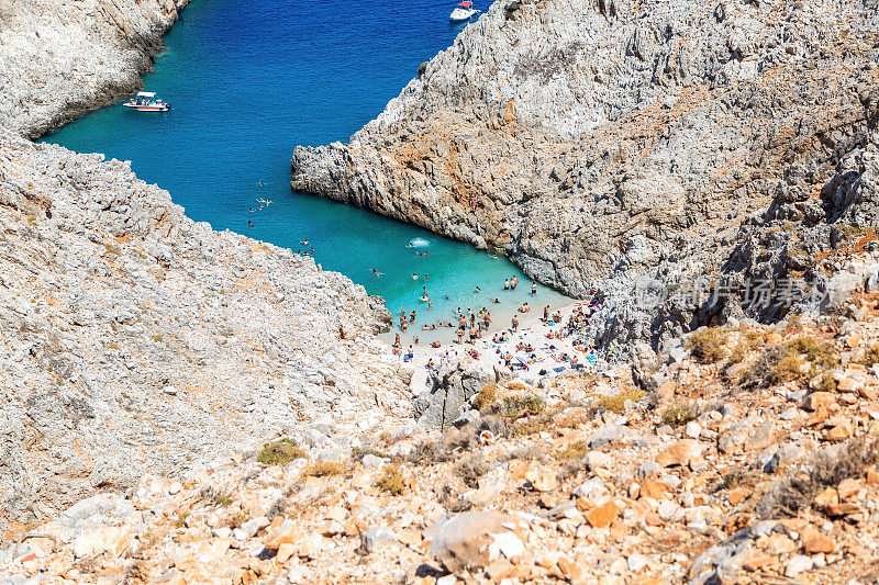 Seitan Limania或Agiou Stefanou沙滩，希腊克里特岛。以上是人们在海里游泳的照片